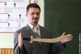 Михаил Катканов с наглядным пособием для уроков истории - бутафорским турецким ятаганом