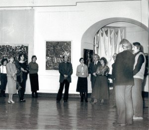 Любовь Соснина и Александр Пантелеев на выставке Дмитрия Журавлева. Фото 1980-х гг.