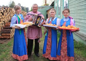 Участницы волонтерского отряда «Импульс» и местный гармонист на празднике «Ночь в музее»