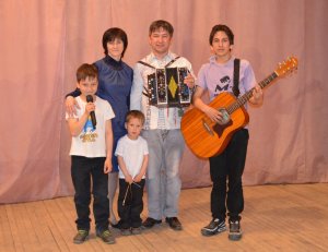 Семья Мишановых на сцене районного Дома культуры. Фото 2013 года
