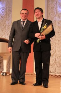 Начальник Департамента культуры и охраны объектов культурного наследия области Всеволод Чубенко и Андрей Мишанов на праздновании Дня работника культуры. Фото 2013 года