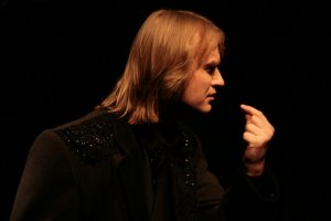 Игорь Ломанович в роли Лаэрта. Спектакль «Гамлет» Вологодского драматического театра. Фото Алексея Колосова