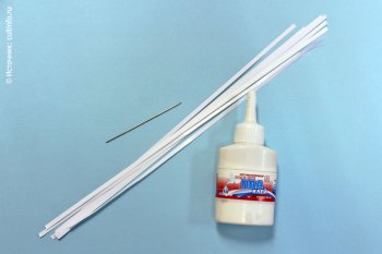 Для работы нам потребуются полоски белой бумаги шириной 3 мм, которые можно нарезать самим или приобрести в магазинах товаров для творчества (полос длиной по 15 см – 5 шт., длиной по 7,5 см – 12 шт., длиной по 5 см – 4 шт.), ножницы, цилиндрический предмет малого диаметра для накручивания ролов (шило, игла, зубочистка и пр.), клей ПВА 