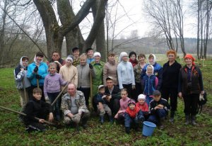 Участники субботника на территории парка. Фото предоставлено И. В. Бахориной