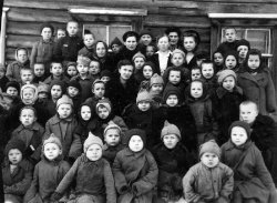 «Октябрь 1945 года. Такими мы попали в детский дом. В первом ряду справа – моя сестра Надя. Я вверху, четвертый справа, выглядываю из-за плеча ребят постарше». Фото из архива Харовского детского дома № 2 в с. Ивачино