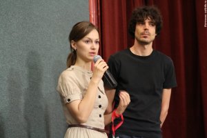 Встреча после просмотра фильма «Длинные светлые дни». Рядом с Александрой немецкий режиссер Симон Гросс. IV фестиваль VOICES (2013 г.).