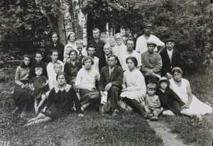 Сотрудники музея. Начало 1930-х годов. Фото из семейного архива