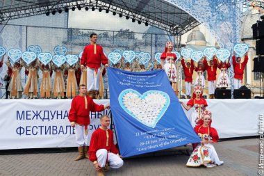 Акция «Кружевное сердце Олимпиады»: небольшие сердечки, которые сплели кружевницы, были объединены в одно масштабное кружевное панно
