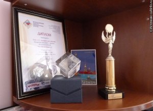 Диплом и кубок победителей Всероссийского конкурса библиотечных блогов