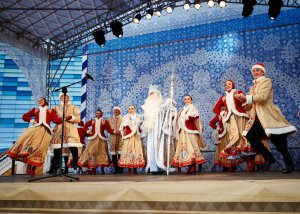 Ансамбль «Русский Север» на сцене резиденции Деда Мороза в Сочи. Фото: vk.com/club20628558 