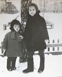 Дочери Митрошкиных, Вика и Вера. Фото 1960-х гг.