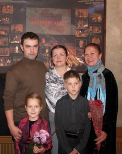 Вера с детьми и Ливия Николаевна в Вологодском драматическом театре