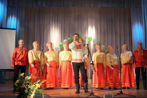 Денис Ширяев выступает с народным хором ДК поселка Майский