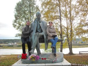 Памятник поэту Николаю Рубцову в Тотьме - одно из любимых мест для туристов. Фото Антона Иванова-Эсадова