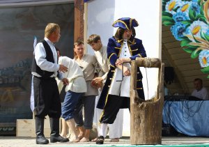 Фрагмент «живых картин» на городском празднике. Фото группы vk.com/totma35