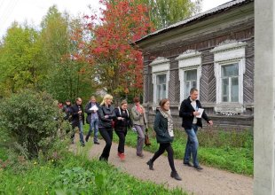 Участники Всероссийской конференции «Культурно-познавательный туризм как фактор развития российской глубинки» на экскурсии по Тотьме. Фото группы vk.com/totma35
