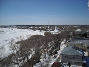Вид на зимнюю Тотьму с колокольни Успенской церкви