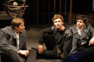 Виталий Полозов в роли Розенкранца. Спектакль «Гамлет» Вологодского драматического театра