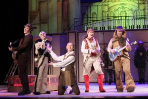 Виталий Полозов в роли Кота. Спектакль «Бременские музыканты» Вологодского драматического театра