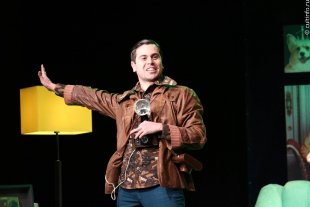 Виталий Полозов в роли Репортера. Спектакль «Слишком женатый таксист» Вологодского драматического театра