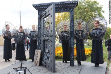 На берегу реки Вологды появился новый арт-объект «Дверь в...»