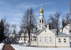 Вид на колокольню Софийского собора с территории Вологодского кремля
