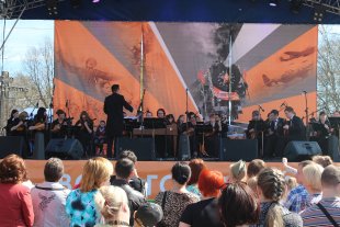 Оркестр «Перезвоны» - участник праздничной программы к 70-летию Победы на площади Революции, 2015 год