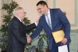 Вологодский архив новейшей политической истории отмечает 75-летие. Старейший сотрудник архива Сергей Цветков и начальник Департамента культуры и туризма Владимир Осиповский