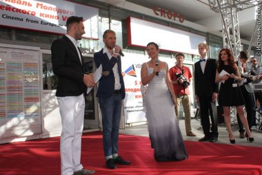 Церемония открытия V Международного фестиваля молодого европейского кино VOICES: арт-директор Коринна Даниелу и программный директор Роман Дорофеев Церемония открытия V Международного фестиваля молодого европейского кино VOICES: арт-директор Коринна Даниелу и программный директор Роман Дорофеев