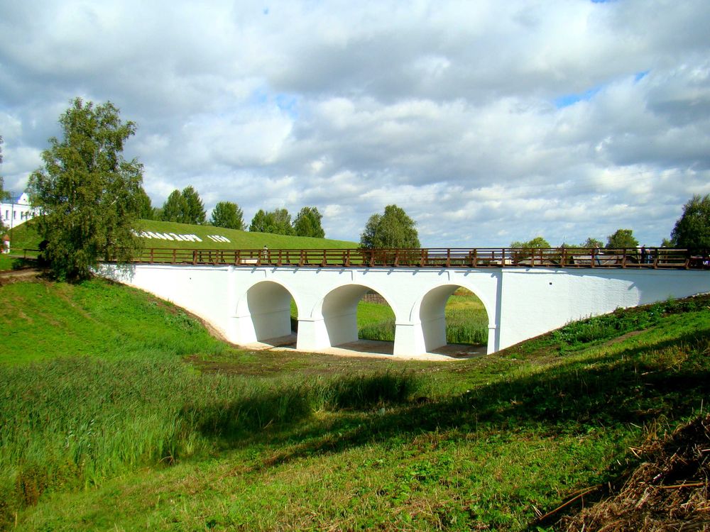 Белозерский вал, вид на кирпичный мост. Автор – Белозерский областной краеведческий музей