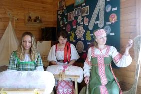 В этнографическом отделе Белозерского областного краеведческого музея открылась выставка «Мастерицы-рукодельницы»