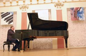 В Вологодской областной филармонии состоялся концерт пианиста Александра Гиндина