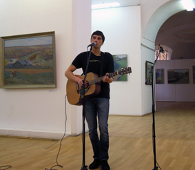 В Вологодской областной картинной галерее состоялся концерт петербургского музыканта Максима Ермачкова