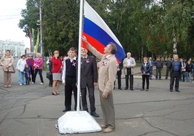На площади Революции прошло торжественное  мероприятие, посвященное Дню Государственного флага Российской Федерации