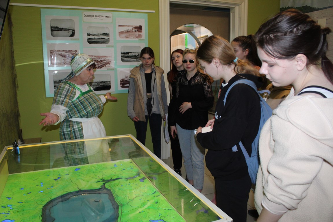 Посетители в экспозиции Музея белого озера. Автор – Белозерский областной краеведческий музей