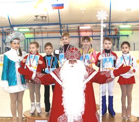 Дед Мороз посетил открытый турнир по фигурному катанию, а также подвел итоги конкурса «В ожидании чуда»