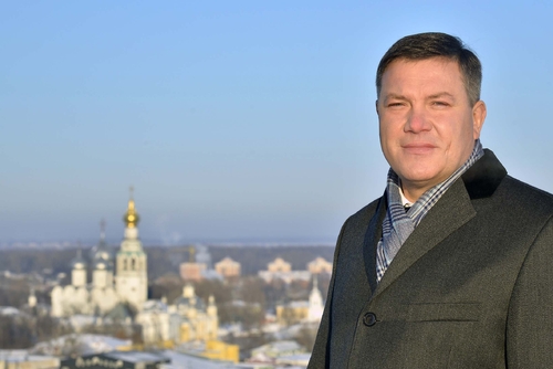 Губернатор Вологодской области Олег Кувшинников поздравляет вологжанок с 8 Марта