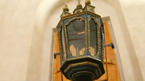 Пасхальный выносной фонарь XIX века в виде стилизованного пятиглавого храма представляет Кирилло-Белозерский музей