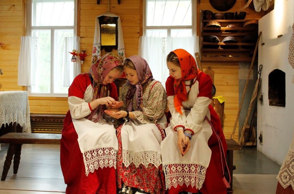 Студенты на программе «Покровские смотрины» в Музее этнографии, г. Белозерск. Автор – Белозерский областной краеведческий музей