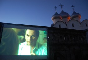 В Консисторском дворике прошёл показ фильма французского  режиссера Раду Михайлеану «Концерт»