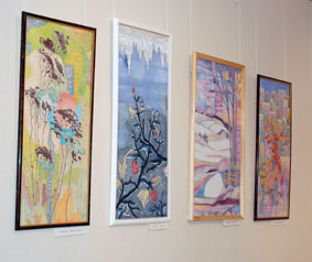 Выставка работ в технике батик «Цветные сны» открылась в «Мире забытых вещей»