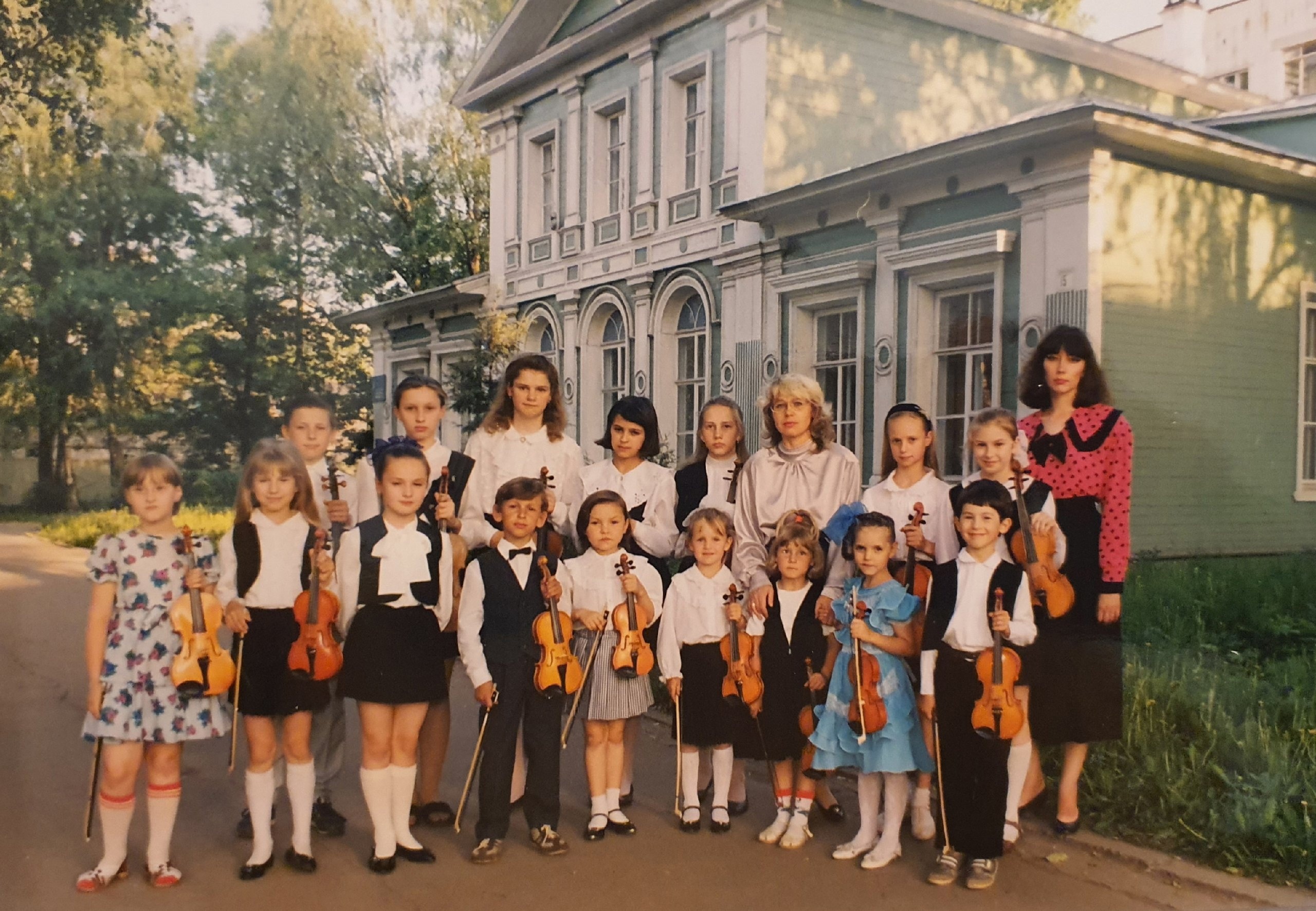 1995 год - после концерта у здания школы на Октябрьской улице. С концертмейстером и преподавателем по классу фортепиано М.Б.Мертёхиной 