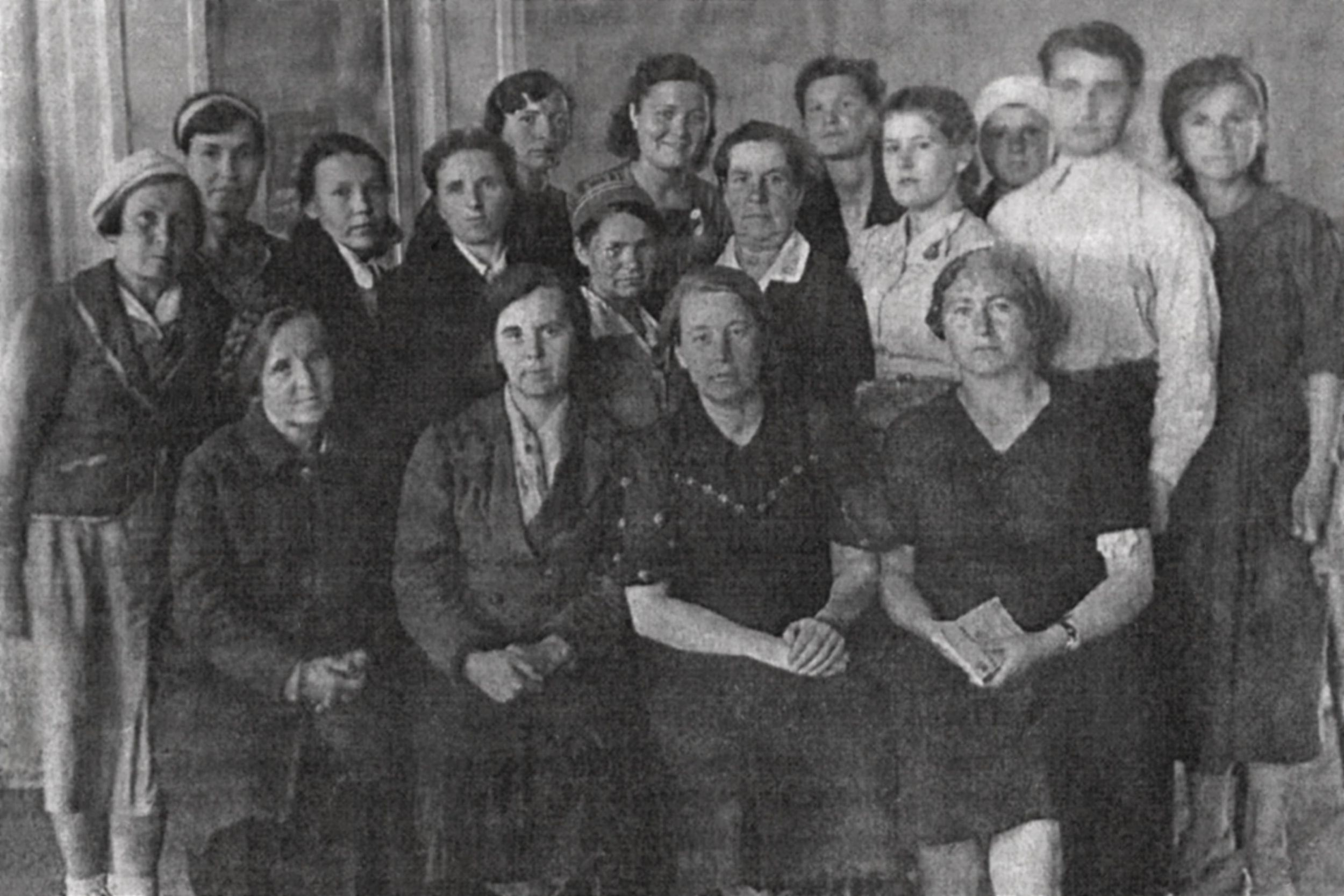 Коллектив библиотеки во время Великой Отечественной войны. Мама Веры Владимировны стоит крайняя справа 