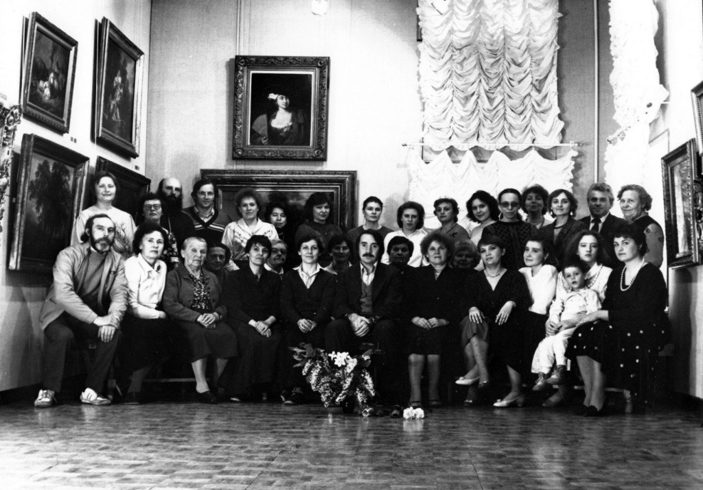 Коллектив ВОКГ в экспозиции Шаламовского дома. 1988 год. Фото vologda-gallery.ru