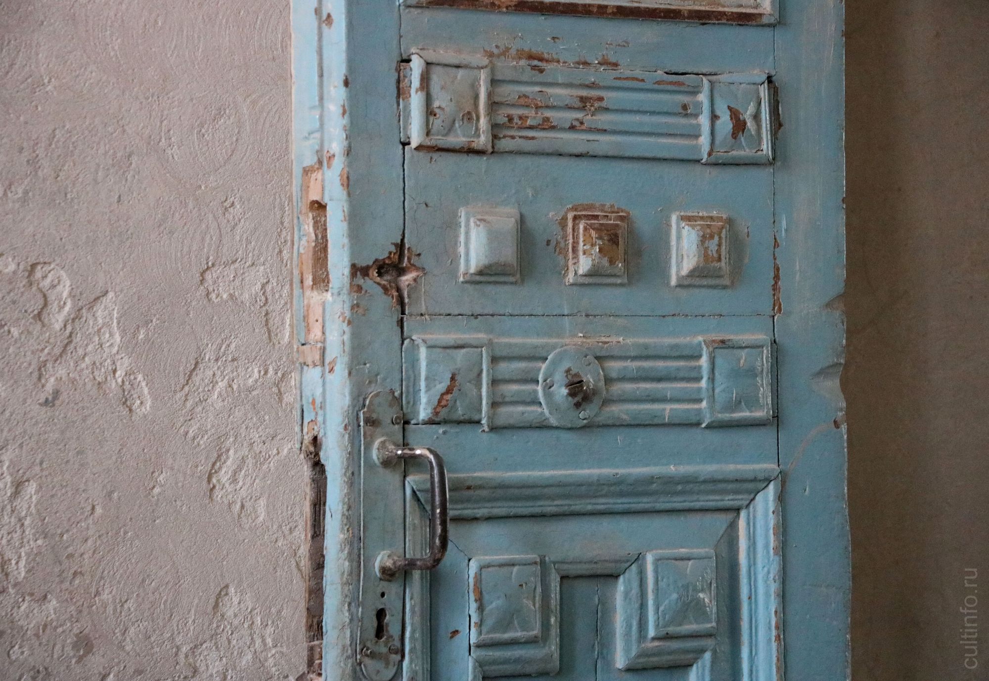 Оригинальные двери в Доме Никуличева