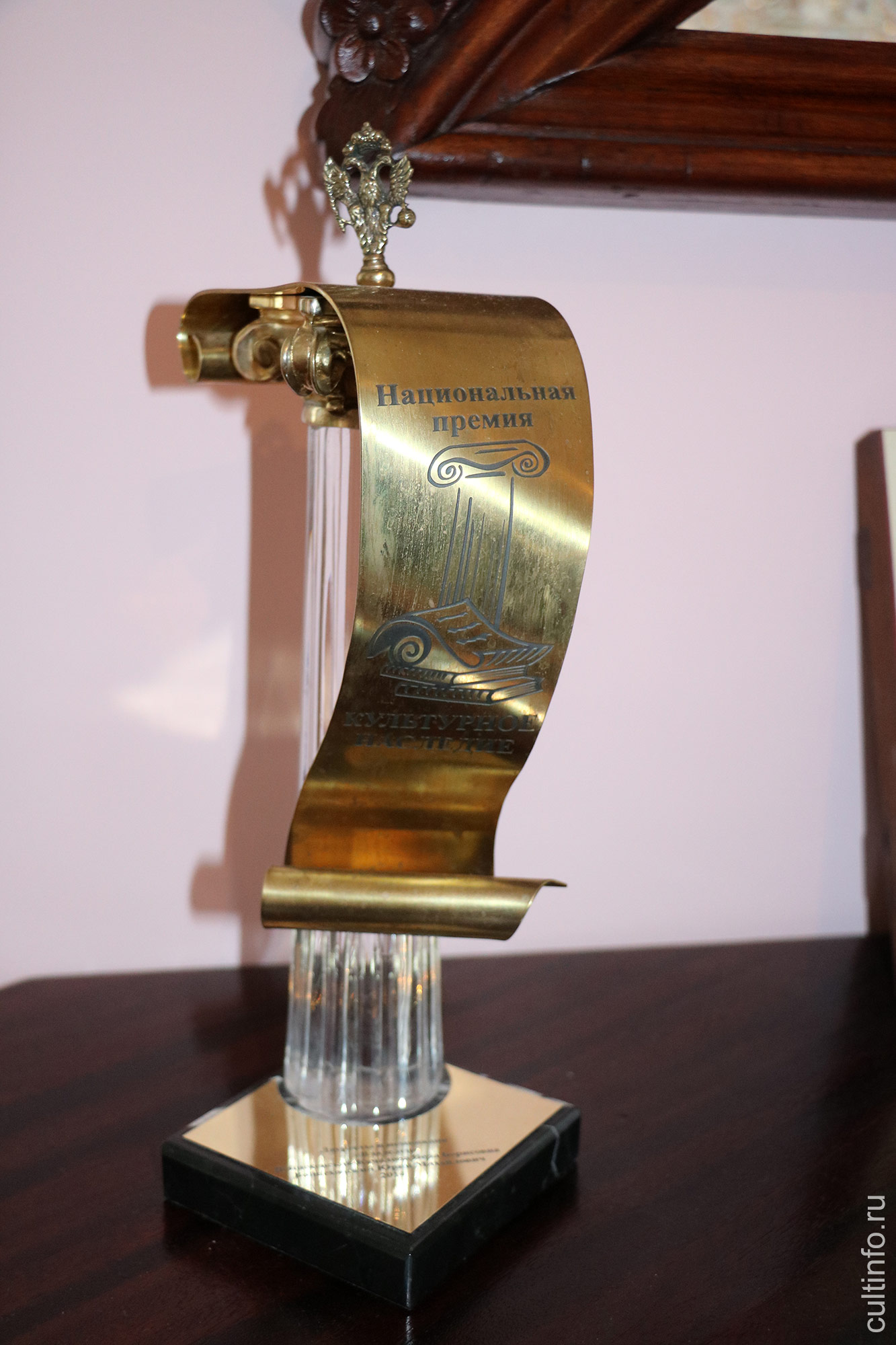 Статуэтка премии «Культурное наследие» семьи Войцеховских