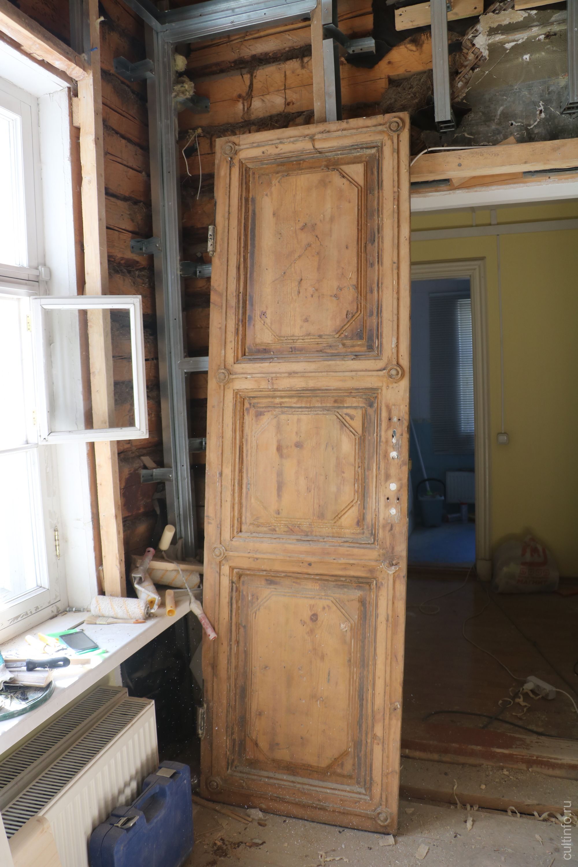 В доме купцов Пановых на Герцена, 38 в Вологде продолжается реставрация. Фото 8 июня 2022 года