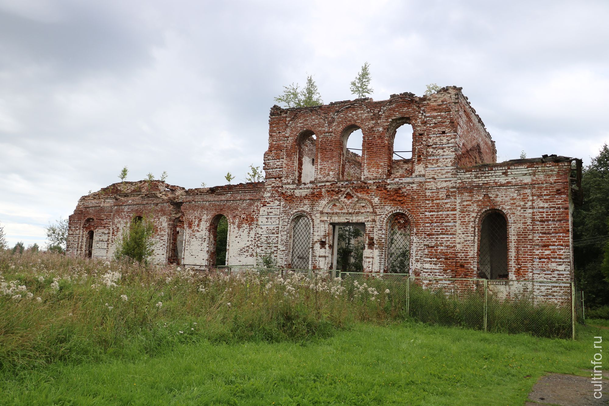 Руины церкви Рождества Пресвятой Богородицы в деревне Соловарка  