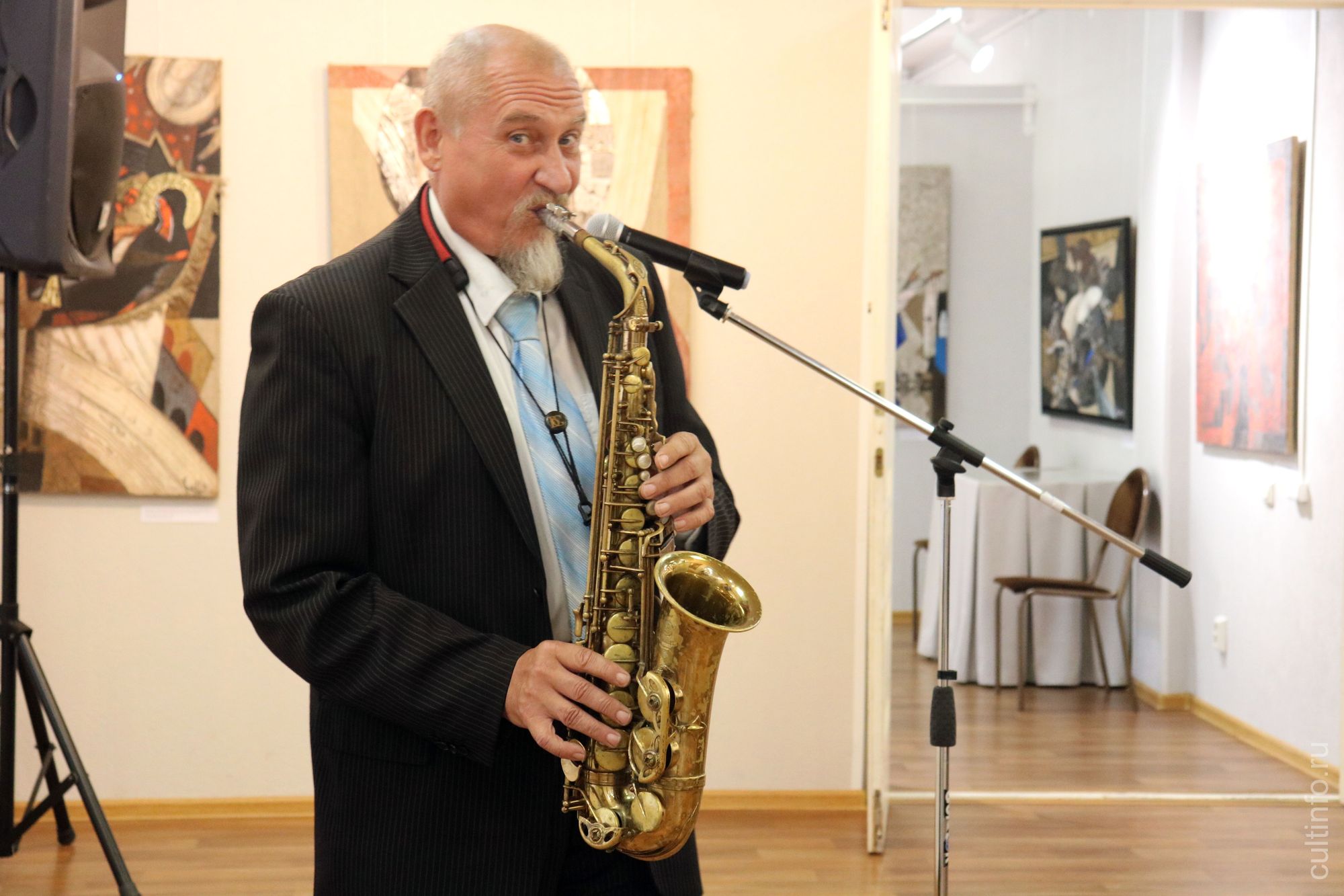 На открытии выставки выступил саксофонист Сергей Кузнецов