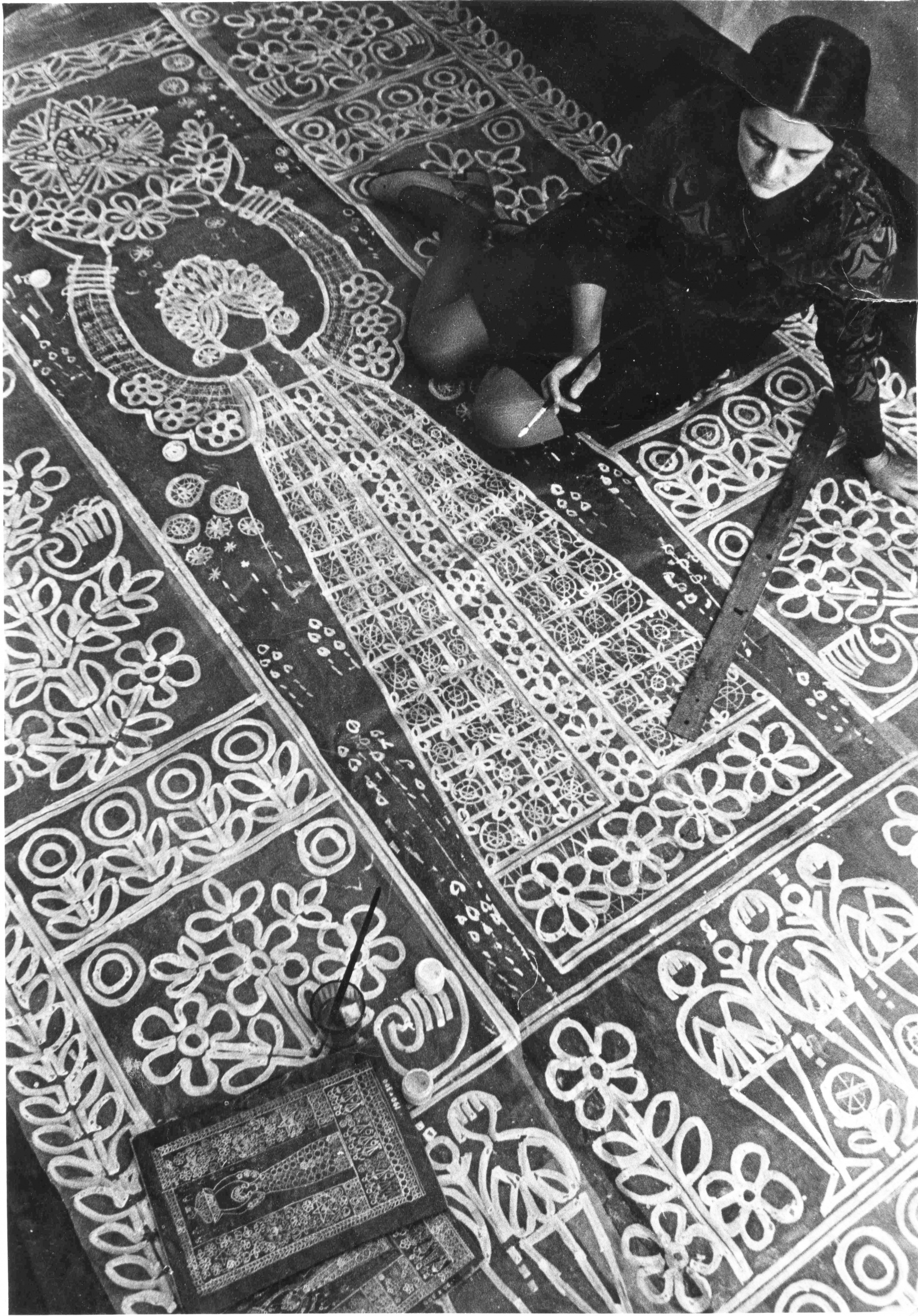 Г.Мамровская за созданием панно «Праздник», 1975 г. Фото из личного архива Г.Мамровской
